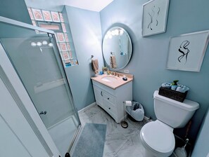 Een douche, gratis toiletartikelen, een haardroger, handdoeken
