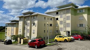 A multi-story building with a parking lot. - Le Clos de l'Allamanda - Le Marin (LE MARIN)