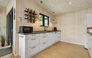 Een koelkast, een vaatwasser, een koffiezetapparaat/waterkoker