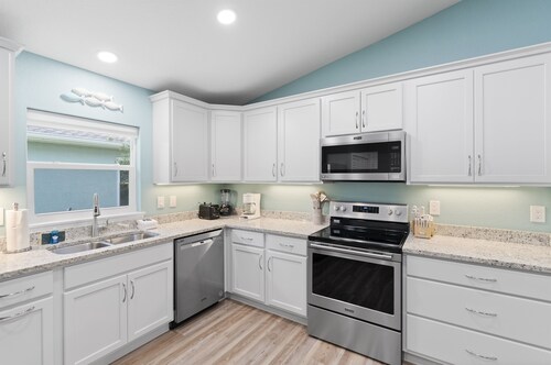 3/2 Home Walk to Beach, Biking,Golf,Games, Firepit