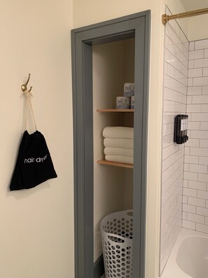 Hårtork, handdukar, tvål och schampo