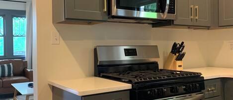 Refrigerador, microondas, horno y parrilla de estufa