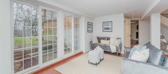 Family-sized lower unit w/firepit, close to great hiking trails.
