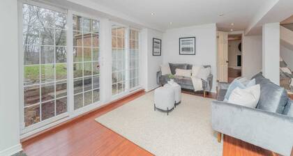 Family-sized lower unit w/firepit, close to great hiking trails.