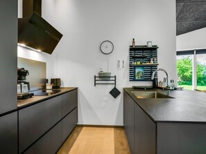 Refrigerador, microondas, lavavajillas y utensilios de cocina