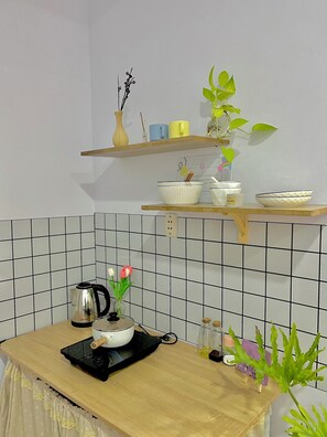 Standard Room, Balcony | Private kitchen | Mini-fridge, stovetop, cookware/dishes/utensils - TRIP HOME 2 (Ho Chi Minh City)