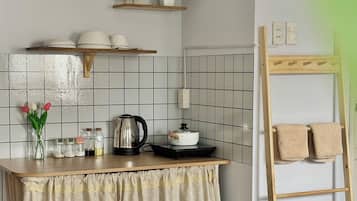 Standard Room, Balcony | Private kitchen | Mini-fridge, stovetop, cookware/dishes/utensils