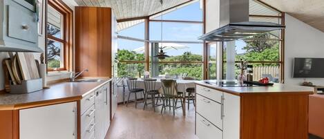 Een koelkast, een magnetron, een oven, een vaatwasser