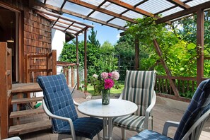 Terrace/patio - Holiday Home with Private Terrace, Private Garden and Wi-Fi (Stockach Wahlwies)