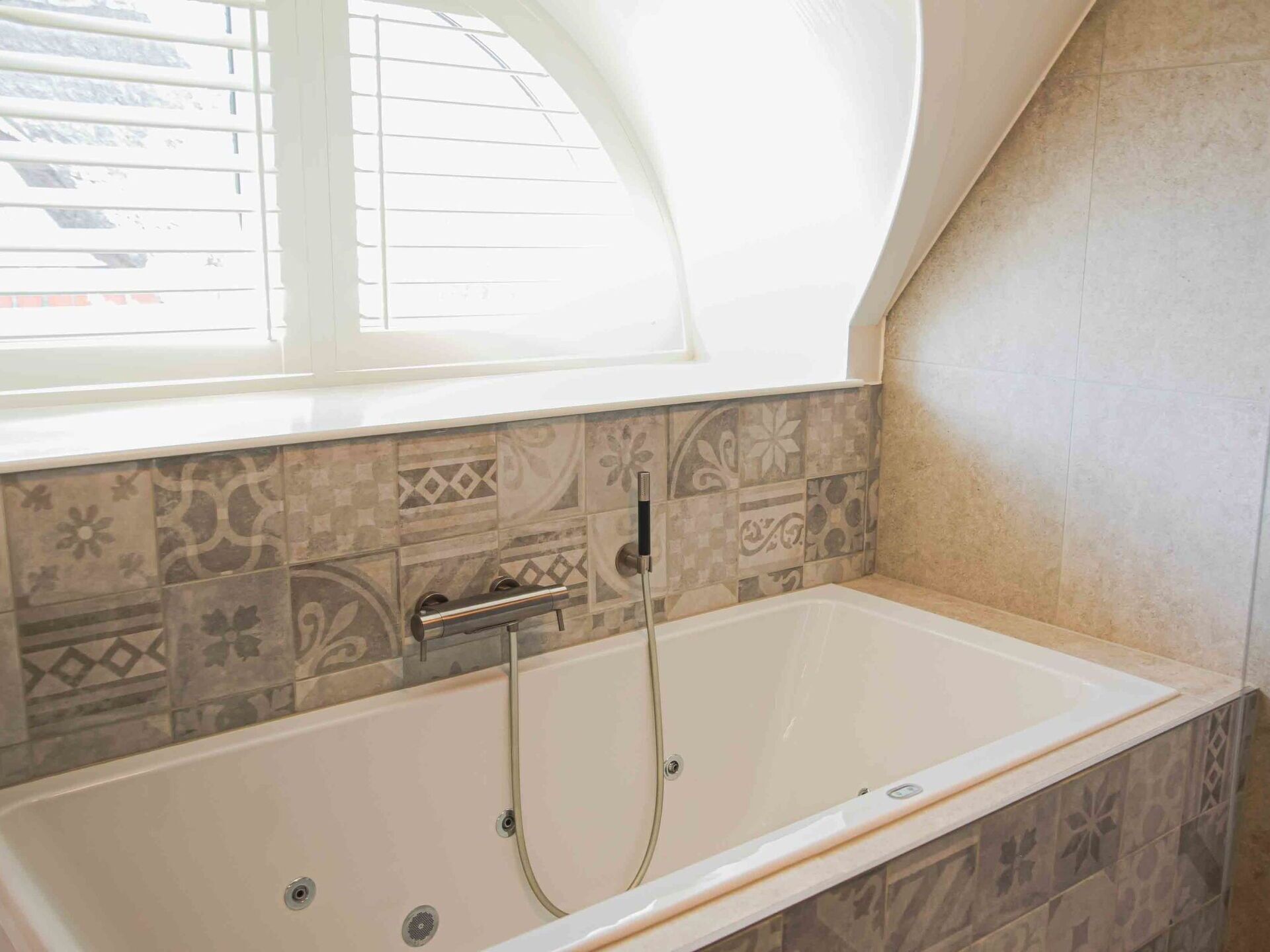 Ventana, Arreglo De Tubería, Bañera, Edificio, Baño, Diseño De Interiores, Suelo, Piso, Casa