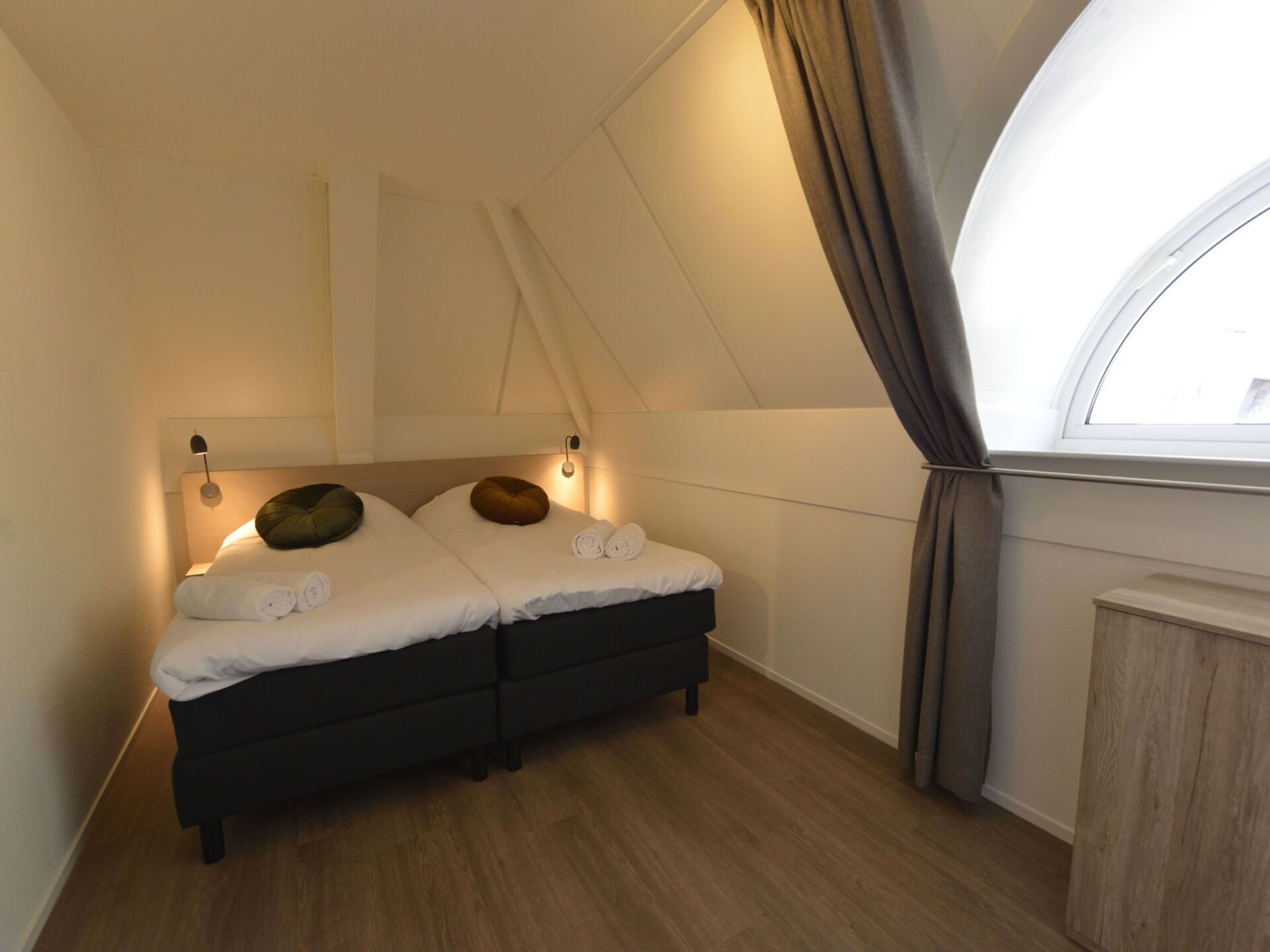 Meubles, Bâtiment, Confort, Cadre De Lit, Bois, Design Intérieur, Sol, Maison, Oreiller, Lampe