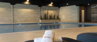 Stunning private villa for 10 guests with hot tub, WIFI, pool, TV and pets allowed