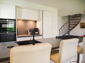 Microwave, oven, dishwasher, high chair - Wonderful private villa for 10 guests with hot tub, WIFI, pool, TV and pets allowed (Nieuw-helvoet)