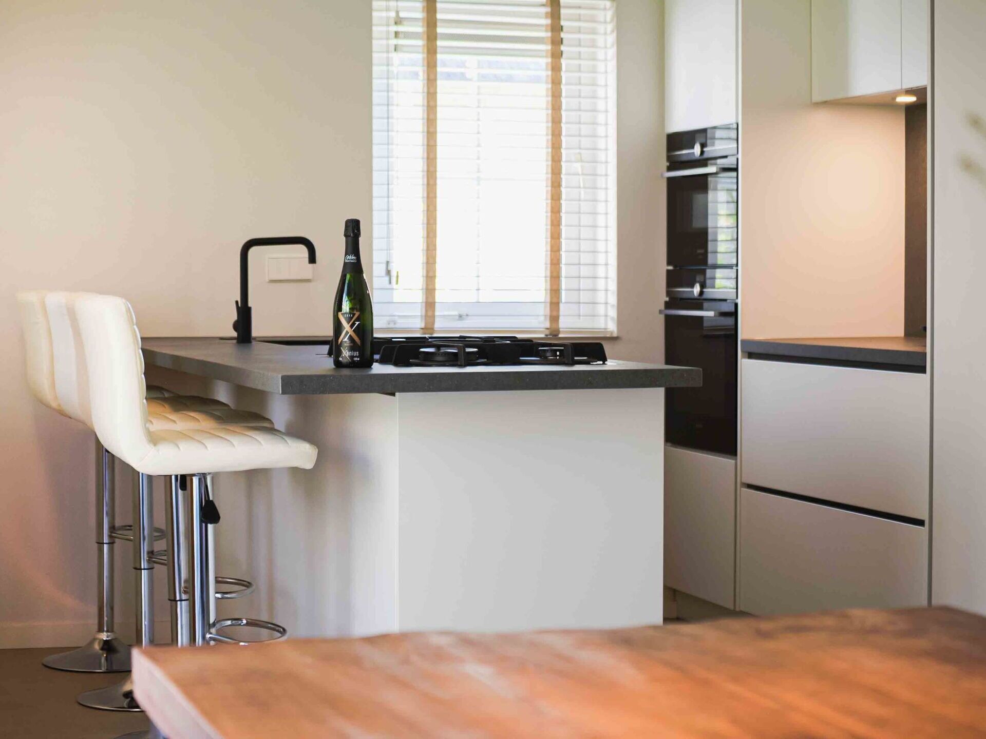Mueble, Ventana, Gabinetes, Madera, Edificio, Diseño De Interiores, Piso, Suelo, Madera Dura