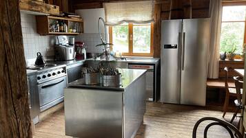 Frigorifero, forno, piano cottura, lavastoviglie