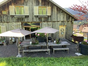 Outdoor dining - Holiday Home 'Evelyn's Hütte' with Mountain View, Private Terrace and Wi-Fi (Schwarzenberg)