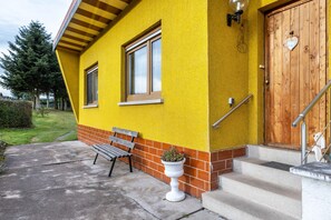 Property grounds - Holiday Home 'Haus Am Candelaber' with Private Terrace and Private Garden (Georgenthal/Thüringer Wald)