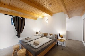 4 bedrooms, iron/ironing board, free WiFi, bed sheets - Holiday Apartment 'Ferienoase Im Land Der 1000 Seen' with Private Terrace, Shared Garden & Wi-Fi (Karstädt)