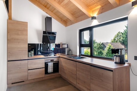 Fridge, microwave, oven, stovetop. Holiday Apartment 'Ferienoase Im Land Der 1000 Seen' with Private Terrace, Shared Garden & Wi-Fi