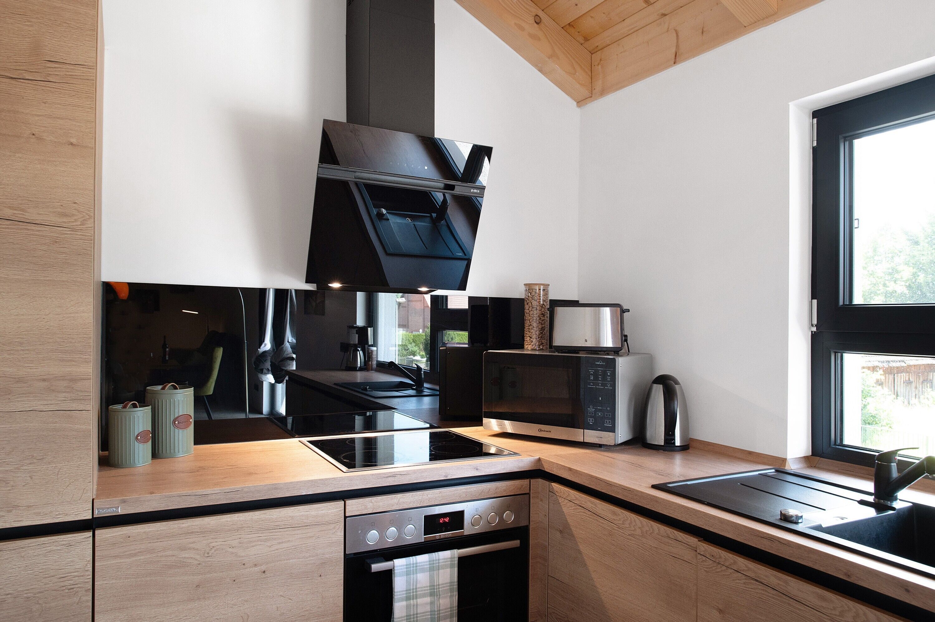 Een koelkast, een magnetron, een oven, een kookplaat