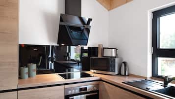 Een koelkast, een magnetron, een oven, een kookplaat