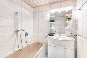 Shower, towels - Holiday Apartment 'Käppeleblick' with Mountain View, Private Terrace and Wi-Fi (Bernau im Schwarzwald)