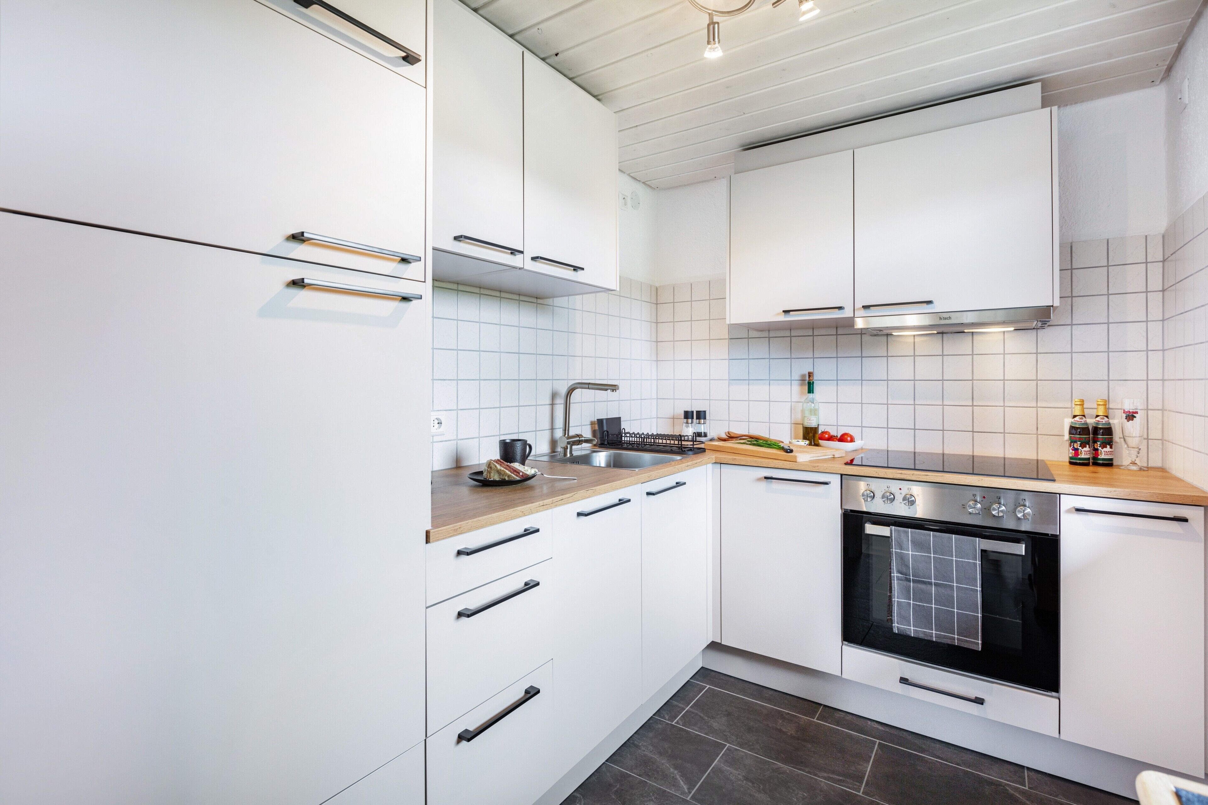 Een koelkast, een oven, een kookplaat, een vaatwasser