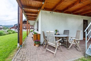Outdoor dining - Holiday Apartment 'Käppeleblick' with Mountain View, Private Terrace and Wi-Fi (Bernau im Schwarzwald)