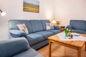 TV, ping pong, stereo - Apartment 'Fereinhof Paulsen - Lachmöwe' with Private Terrace, Shared Garden and Wi-Fi (Pellworm)