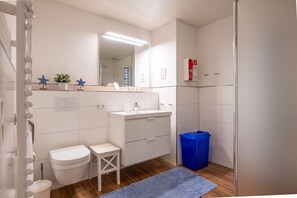 Dusj, hårføner og håndklær