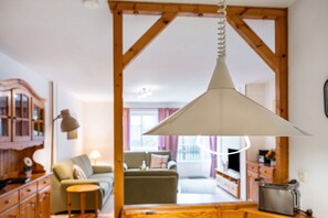 TV, table tennis, stereo - Apartment 'Ferienhof Paulsen - Seeschwalbe' with Private Terrace and Wi-Fi (Pellworm)