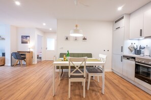 Fridge, microwave, oven, stovetop - Apartment 'Ferienhof Paulsen - Seeschwalbe' with Private Terrace and Wi-Fi (Pellworm)