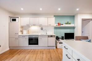 Frigorifero, microonde, forno, piano cottura