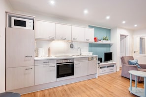 Geladeira, micro-ondas, fogão, cooktop