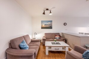 TV, ping pong, stereo - Apartment 'Ferienhof Paulsen - Austernfischer' with Shared Garden, Balcony and Wi-Fi (Pellworm)