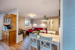Dining - Apartment 'Ferienhof Paulsen - Strandläufer' with Private Terrace and Wi-Fi (Pellworm)