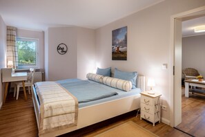 2 bedrooms, iron/ironing board, free WiFi, bed sheets - Apartment 'Ferienhof Paulsen - Strandläufer' with Private Terrace and Wi-Fi (Pellworm)