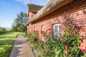 Property grounds - Holiday Home 'Ferienhaus Blick Ins Tüterland' with Private Terrace, Private Garden and Wi-Fi (Pellworm)