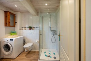 Dusche, Haartrockner, Handtücher