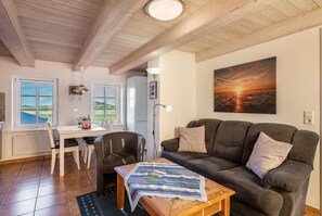 TV, DVD player, stereo - Holiday Home 'Ferienhaus Blick Ins Tüterland' with Private Terrace, Private Garden and Wi-Fi (Pellworm)