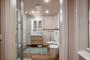 Dusche, Haartrockner, Handtücher