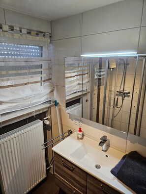 Dusche, kostenlose Toilettenartikel, Haartrockner, Handtücher