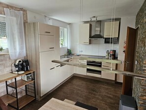 Fridge, microwave, oven, stovetop - Apartment 'Die Wohnung Stein' with Private Garden, Balcony and Wi-Fi (Bretzfeld)