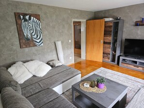 TV - Apartment 'Die Wohnung Stein' with Private Garden, Balcony and Wi-Fi (Bretzfeld)