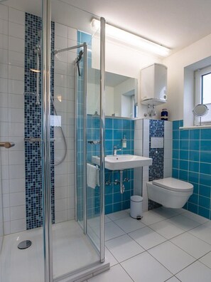 Douche, articles de toilette gratuits, sèche-cheveux