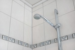 Dusche, kostenlose Toilettenartikel, Haartrockner, Handtücher