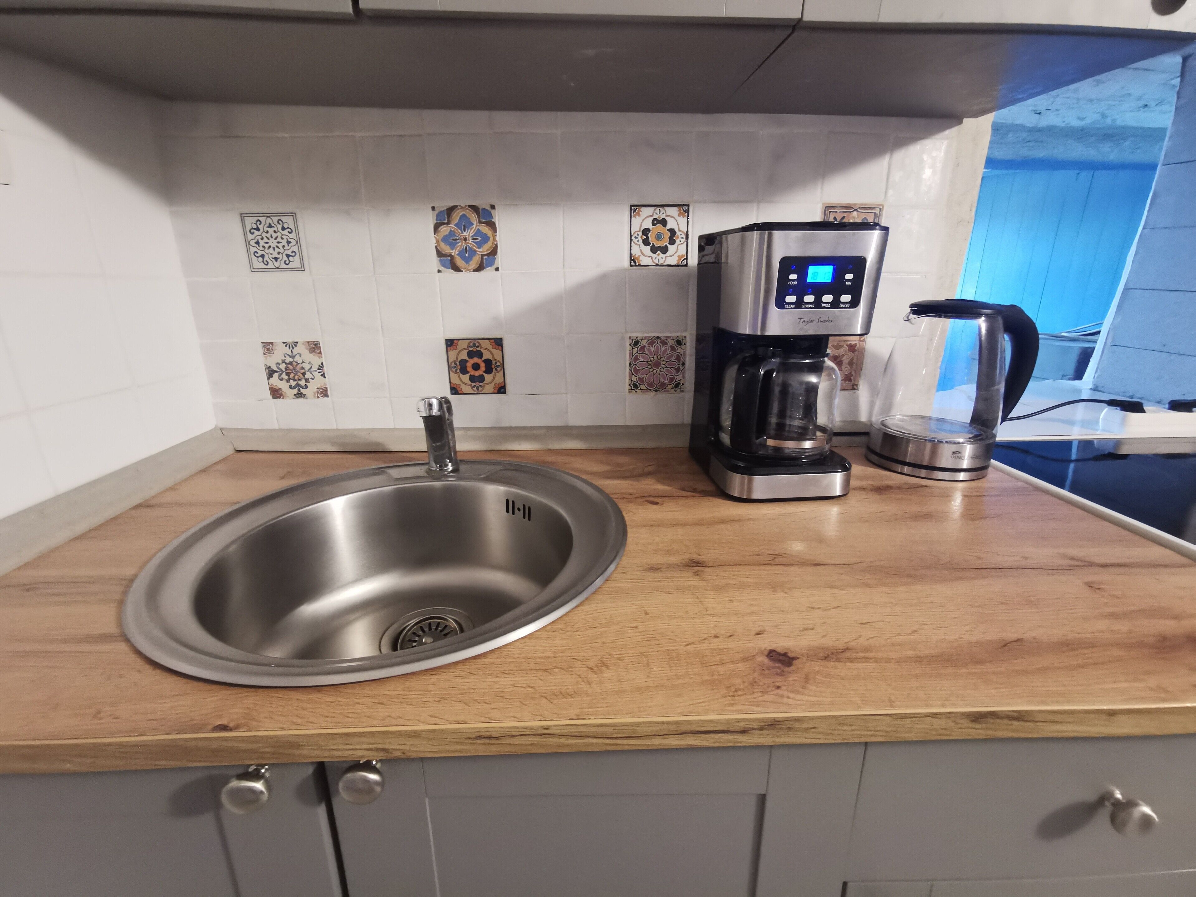 Køleskab, mikrobølgeovn, kogeplade, kaffe-/temaskine