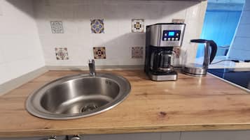 Køleskab, mikrobølgeovn, kogeplade, kaffe-/temaskine