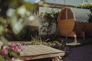 Property grounds - Holiday Home 'Muskatellerhaus' with Shared Pool, Private Terrace and Wi-Fi (Auggen)