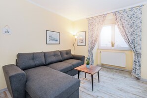 TV, stereo - Apartment 'Typ B Erster Stock' with Lake View, Shared Terrace and Wi-Fi (Loddin)